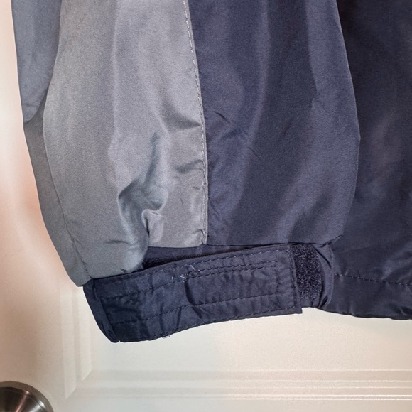 Atlanta Braves Lightweight Zip Up Windbreaker - Size L - NEW w/tags - Picture 6 of 6